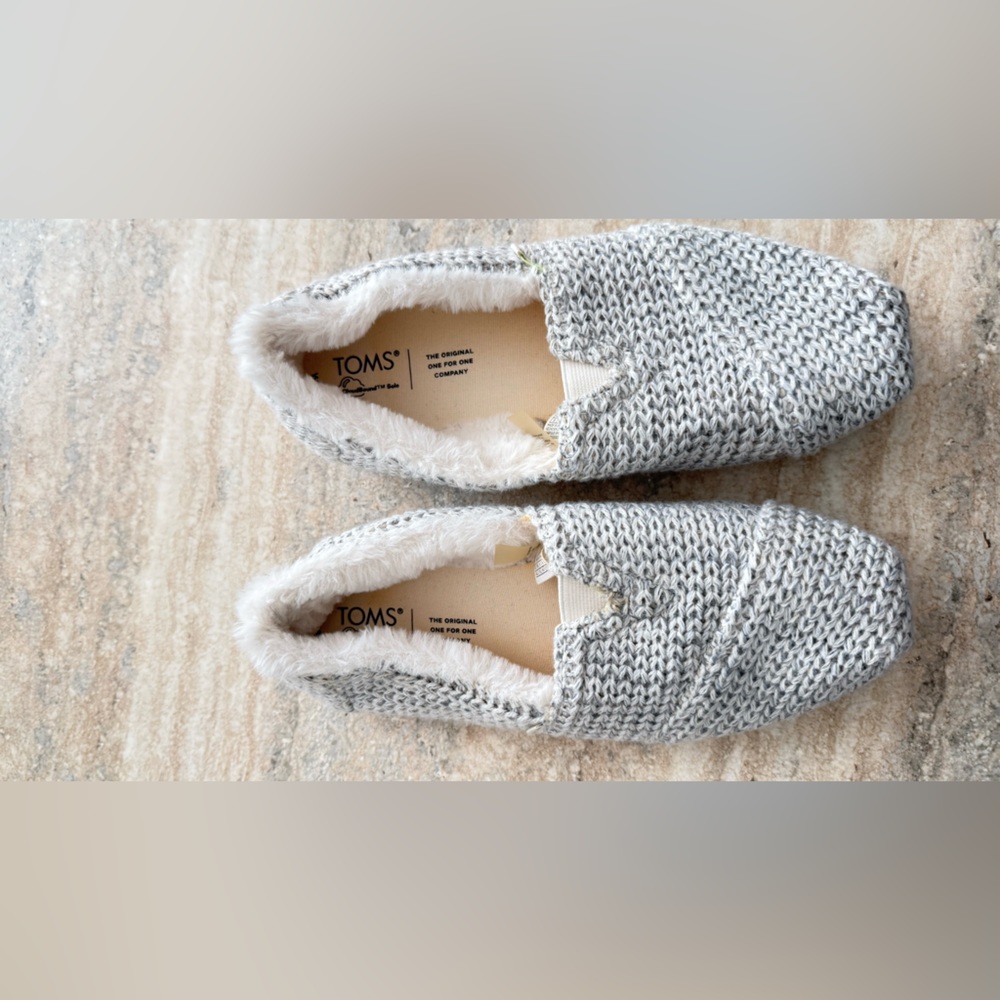 TOMS Cozy Knit Faux Fur Lined Flats – Women’s Size 8 🌫️